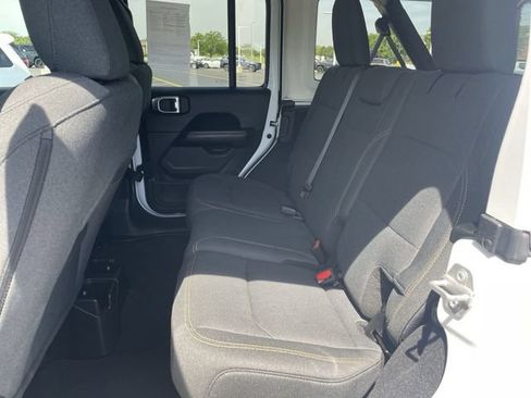 Used 2025 Jeep Wrangler Unlimited Sahara AWD/4WD image 29