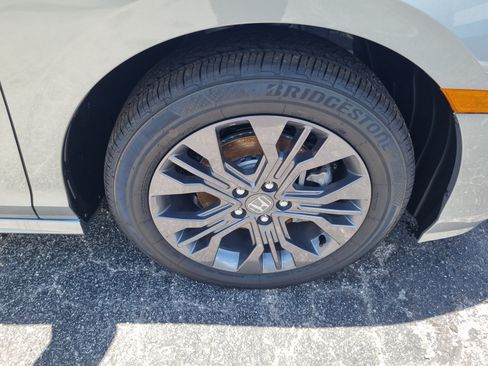 New 2026 Honda Odyssey Touring image 9