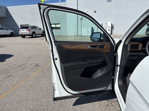 Used 2025 Volkswagen Atlas SE image 28