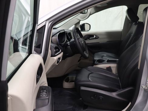Used 2024 Chrysler Pacifica Touring-L image 11