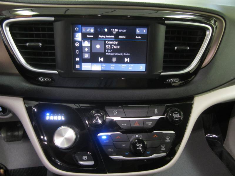 Used 2023 Chrysler Voyager LX FWD image 18