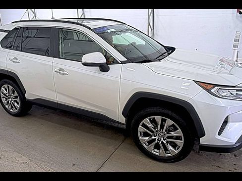 Used 2019 Toyota RAV4 Limited FWD image 3