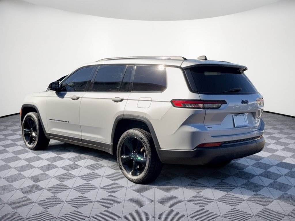 Used 2021 Jeep Grand Cherokee L Laredo RWD image 3
