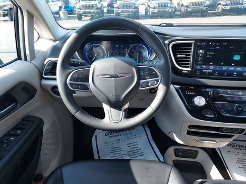 Used 2023 Chrysler Pacifica Touring-L FWD image 13