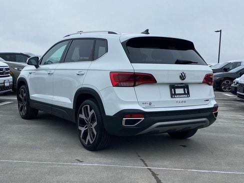 Certified 2022 Volkswagen Taos SEL w/ Panoramic Sunroof Package image 5