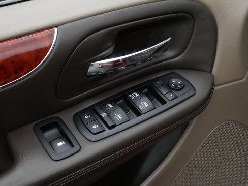 Used 2015 Chrysler Town & Country Touring-L w/ Driver Convenience Group FWD image 19