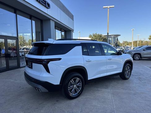 Used 2025 Chevrolet Traverse LT image 3