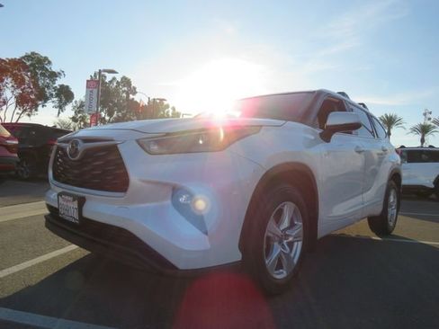 Certified 2022 Toyota Highlander LE image 3