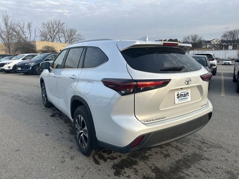 Used 2024 Toyota Highlander XLE image 5