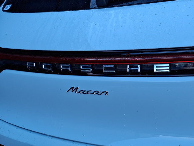 Certified 2025 Porsche Macan AWD/4WD image 32