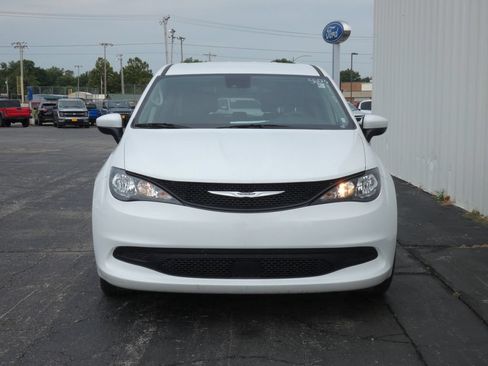 Used 2023 Chrysler Voyager LX FWD image 4