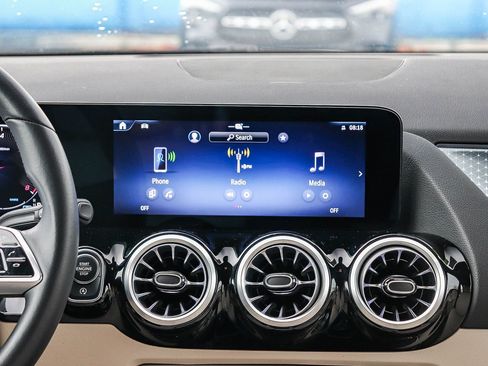 Used 2025 Mercedes-Benz GLA 250 image 16