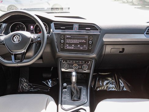 Used 2021 Volkswagen Tiguan SE FWD image 12