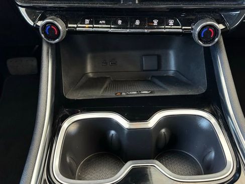 Used 2025 Chevrolet Traverse LT image 32