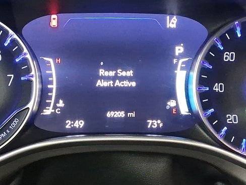 Used 2023 Chrysler Pacifica Touring-L image 16