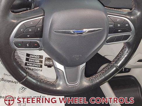 Used 2020 Chrysler Pacifica Touring-L image 17