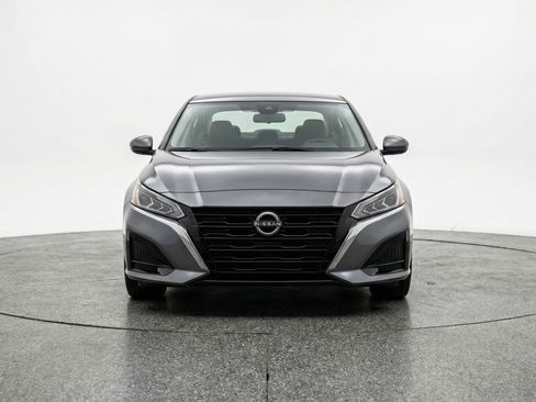 Used 2025 Nissan Altima 2.5 SV image 2