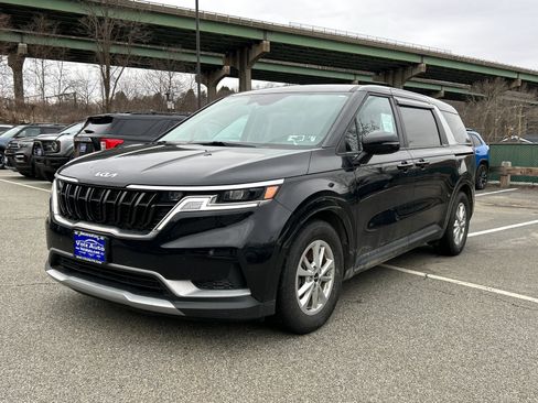 Used 2024 Kia Carnival LX image 3