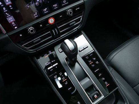 Certified 2025 Porsche Macan image 21