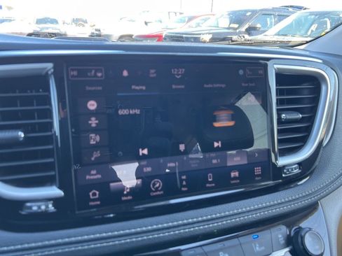 Used 2022 Chrysler Pacifica Touring-L w/ Uconnect Theater Family Group FWD image 12