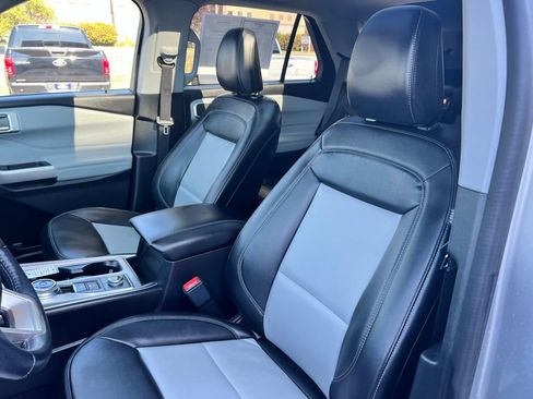 Used 2022 Ford Explorer XLT w/ Equipment Group 202A image 7