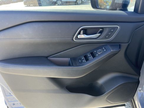 Used 2024 Nissan Rogue Platinum image 9