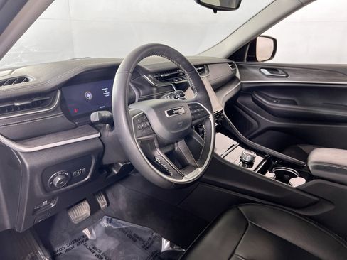 Used 2023 Jeep Grand Cherokee L Limited AWD/4WD image 9