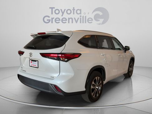 Used 2023 Toyota Highlander XLE FWD image 6