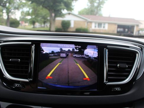Used 2018 Chrysler Pacifica Touring-L Plus w/ S Appearance Package FWD image 25