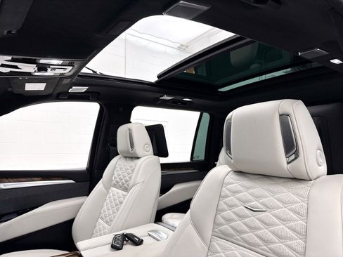 Used 2025 Cadillac Escalade ESV Sport Platinum w/ LPO, ONYX Package image 4