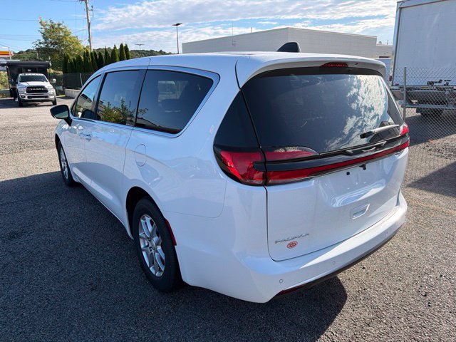 New 2027 Chrysler Pacifica Select FWD image 5