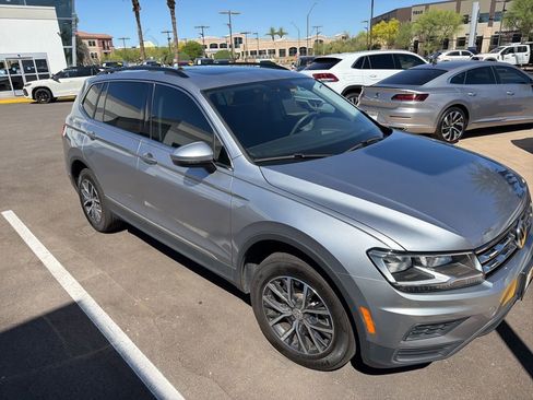 Used 2020 Volkswagen Tiguan SE w/ Panoramic Sunroof Package image 5