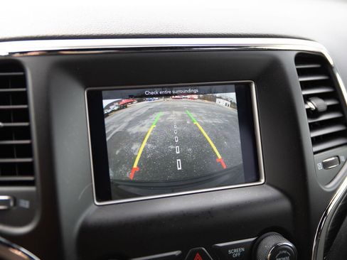 Used 2021 Jeep Grand Cherokee Laredo image 17