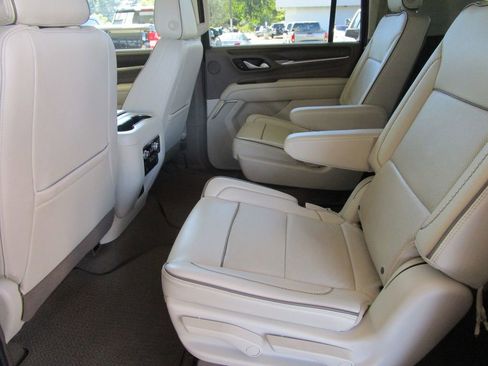 Used 2022 GMC Yukon XL Denali image 18