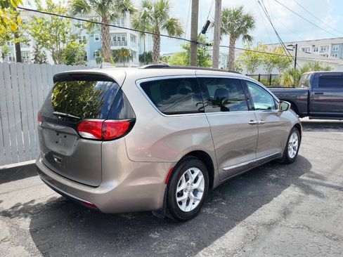 Used 2017 Chrysler Pacifica Touring-L w/ Tire & Wheel Group image 3