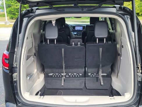 Used 2023 Chrysler Pacifica Touring-L FWD image 4