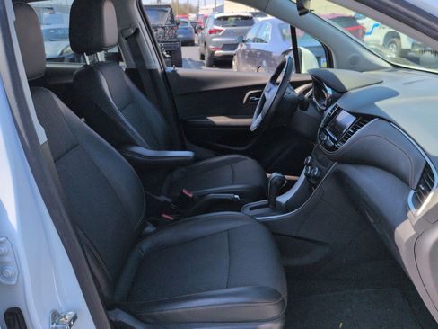 Used 2022 Chevrolet Trax LT w/ LT Convenience Package image 27