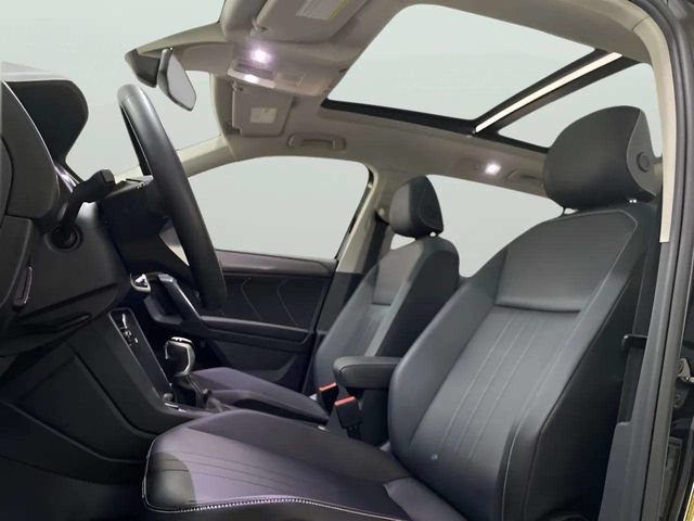 Used 2023 Volkswagen Tiguan SE w/ Panoramic Sunroof Package FWD image 28