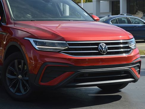 Used 2022 Volkswagen Tiguan SE image 2