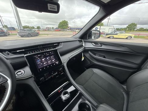 New 2025 Jeep Grand Cherokee L Altitude image 22