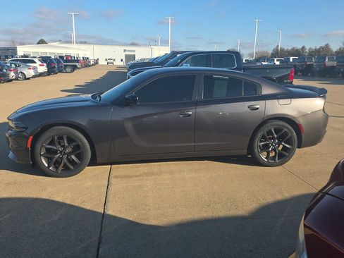 Used 2019 Dodge Charger SXT image 16