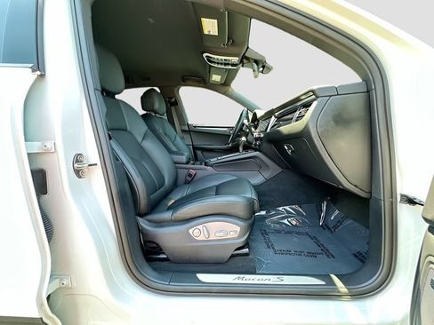 Certified 2025 Porsche Macan S AWD/4WD image 30