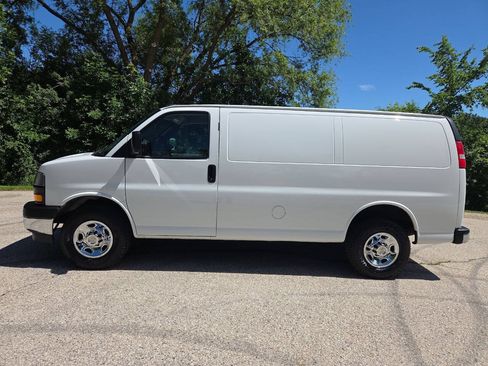 Used 2020 Chevrolet Express 3500 w/ Driver Convenience Package RWD image 3