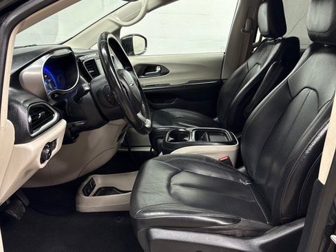 Used 2020 Chrysler Pacifica Touring-L FWD image 36