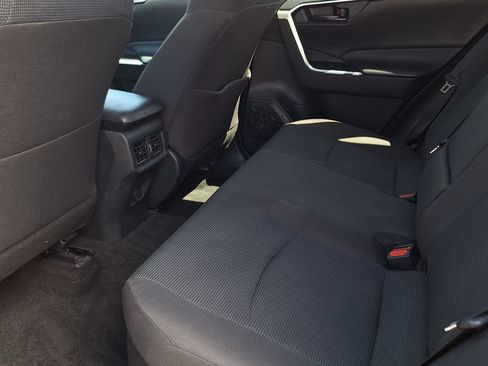Used 2021 Toyota RAV4 LE AWD/4WD image 12