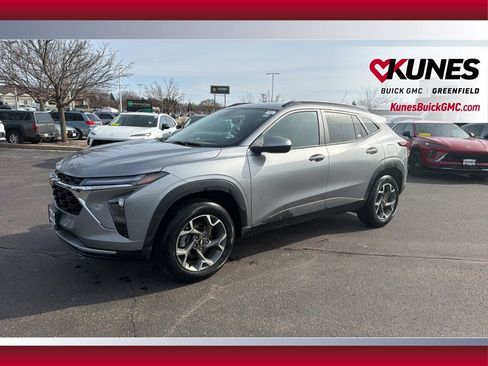 Used 2025 Chevrolet Trax LT image 11