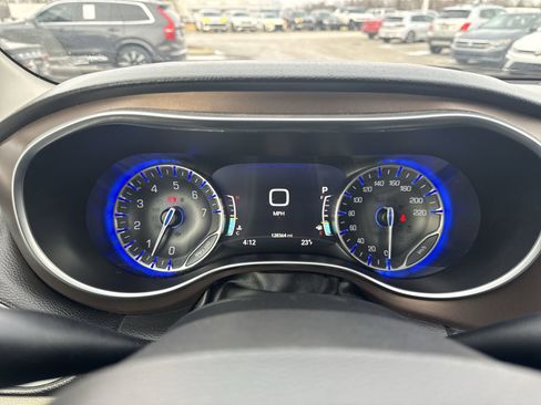 Used 2018 Chrysler Pacifica Touring-L Plus image 11