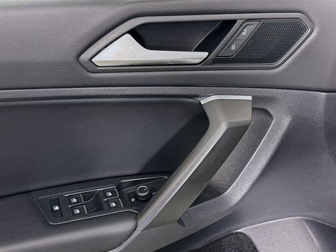 Used 2021 Volkswagen Tiguan SE w/ Panoramic Sunroof Package image 15