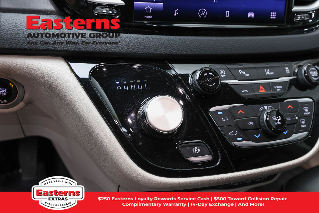 Used 2023 Chrysler Pacifica Touring-L FWD image 14