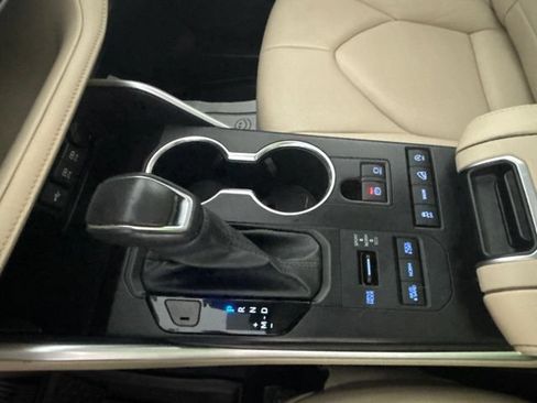 Used 2021 Toyota Highlander XLE AWD/4WD image 9